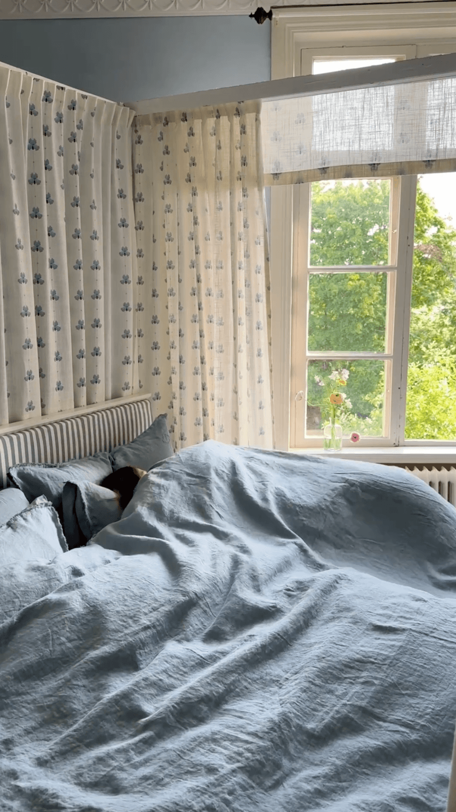 A large Midifluff duvet dressed in blue.